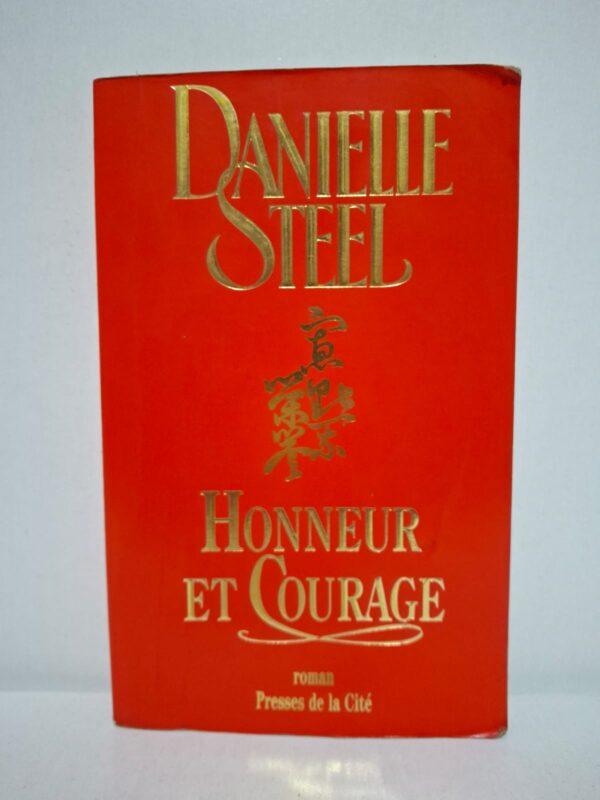 Dans Honneur et Courage, Danielle Steel entraîne le lecteur dans une saga familiale marquée par les valeurs d'honneur, de loyauté et de sacrifice. Les personnages affrontent les bouleversements de leur époque tout en luttant pour préserver leur héritage et leurs convictions. Entre drames, espoirs et liens familiaux, chacun doit trouver la force de surmonter les obstacles. Ce roman met en avant le courage, la résilience et la capacité de se reconstruire face à l'adversité.