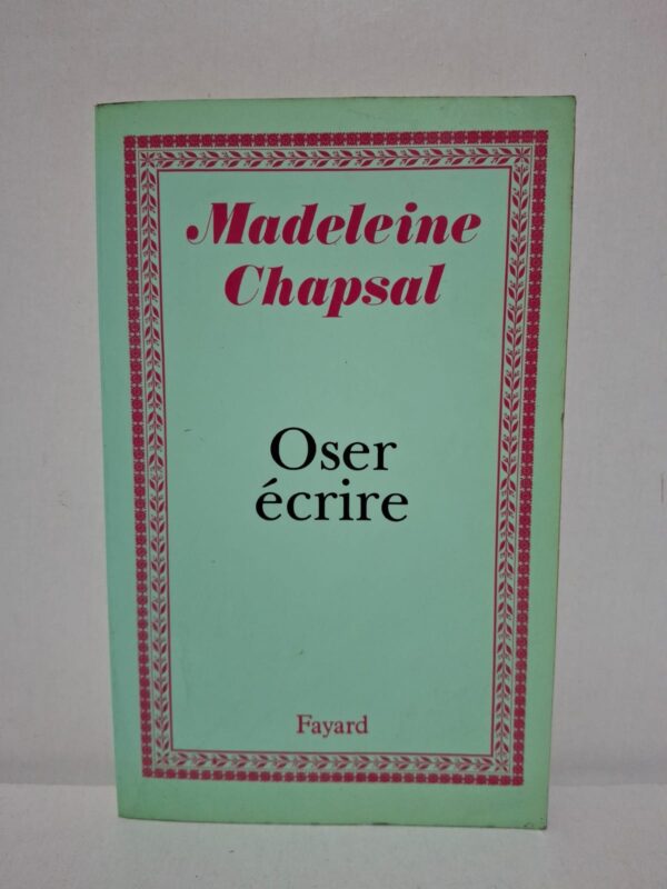 Dans Oser écrire, Madeleine Chapsal partage son expérience d'écrivaine et livre des conseils pratiques pour surmonter la peur de la page blanche. Elle propose des méthodes simples pour stimuler l'imagination, trouver son style et construire un récit. L'ouvrage alterne réflexions, exercices et témoignages afin d'accompagner les écrivains débutants comme confirmés. Ce livre constitue une invitation à libérer sa créativité et à prendre plaisir à écrire.