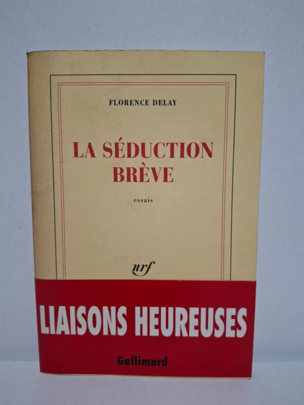 Dans La Séduction brève, Florence Delay propose une série de réflexions sur le pouvoir de la séduction dans les œuvres littéraires et artistiques. Elle analyse avec finesse les liens entre désir, beauté, langage et création. À travers une écriture érudite et sensible, l'auteure invite le lecteur à redécouvrir les grands textes sous un angle original. Cet ouvrage s'adresse aux amateurs de littérature, de philosophie et de critique culturelle.