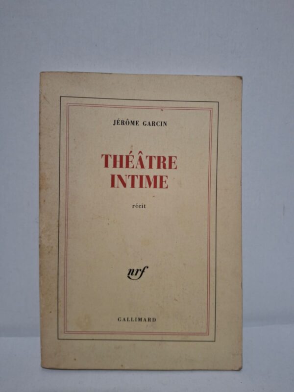 Dans Théâtre intime, Jérôme Garcin évoque le monde du théâtre avec une écriture à la fois élégante et personnelle. Il mêle souvenirs, portraits et réflexions pour célébrer les comédiens, les metteurs en scène et la magie de la scène. L'auteur montre comment le théâtre éclaire les passions humaines et nourrit la mémoire. Ce récit constitue un bel hommage à l'art dramatique et à ceux qui lui consacrent leur vie.