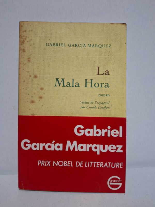 Dans un village colombien, des affiches anonymes révélant les secrets des habitants sèment la méfiance et provoquent de violents conflits. Le climat de suspicion fait ressurgir les rivalités politiques, les injustices sociales et les drames personnels. À travers cette intrigue, Gabriel García Márquez dresse le portrait d'une société marquée par la violence et l'arbitraire. Ce roman annonce déjà les grands thèmes qui feront la renommée de l'auteur et de son réalisme magique.
