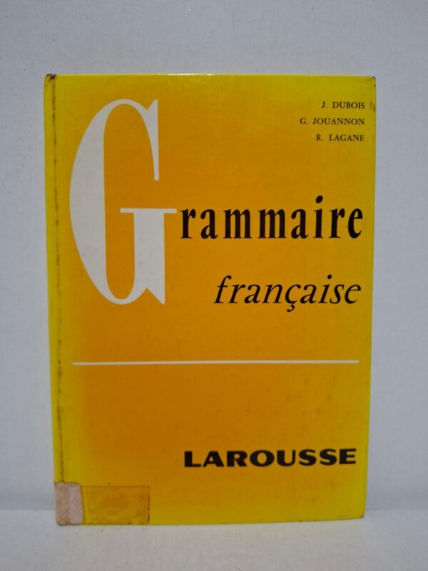 Cet ouvrage expose les principaux aspects de la grammaire française, de la morphologie à la syntaxe, en s'appuyant sur des explications précises et de nombreux exemples. Il aide à comprendre le fonctionnement de la langue et à maîtriser ses règles fondamentales. Conçu pour les étudiants, les enseignants et les candidats aux concours, il constitue un excellent outil d'apprentissage. Cette grammaire demeure une référence incontournable pour l'étude du fra