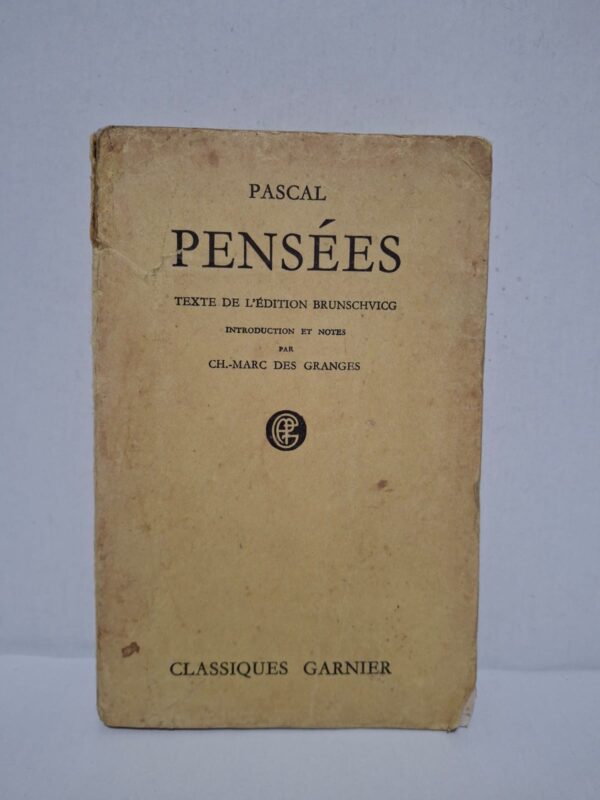 Pensées est un recueil de fragments philosophiques et religieux rédigés par Blaise Pascal. L'auteur y explore les limites de la raison, la grandeur et la faiblesse de l'être humain, ainsi que la nécessité de la foi. Il développe notamment le célèbre « pari de Pascal », invitant le lecteur à réfléchir sur l'existence de Dieu. Cette œuvre demeure une référence essentielle de la littérature et de la philosophie françaises.
