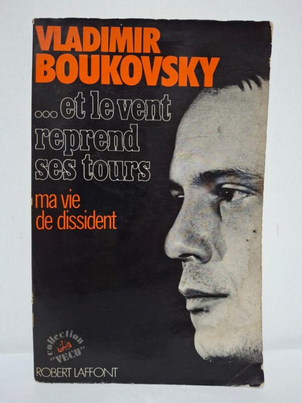 Dans cet ouvrage autobiographique, Vladimir Boukovsky retrace son parcours de dissident en Union soviétique et son opposition au pouvoir totalitaire. Il raconte les arrestations, les emprisonnements et les internements psychiatriques qu'il a subis pour ses convictions. Son récit dénonce les atteintes aux droits de l'homme tout en mettant en lumière le courage de ceux qui ont résisté à la répression. Ce témoignage constitue un document majeur sur l'histoire de la dissidence soviétique.