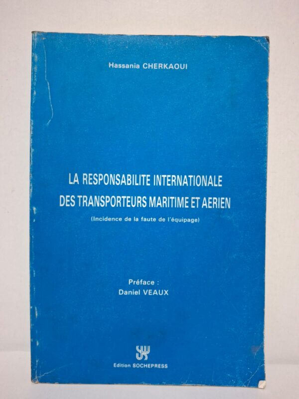 Dans cet ouvrage, Hassania Cherkaoui analyse les règles de droit international régissant la responsabilité des transporteurs maritimes et aériens, avec une attention particulière portée aux conséquences de la faute de l'équipage. L'auteure examine les conventions internationales, la jurisprudence et les principes applicables en matière de transport. Cette étude met en évidence les droits et obligations des transporteurs ainsi que les mécanismes d'indemnisation des victimes. Ce livre constitue une référence précieuse pour les étudiants, chercheurs et praticiens du droit des transports.