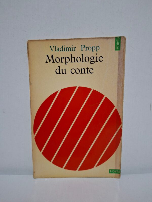 Dans Morphologie du conte, Vladimir Propp étudie les contes populaires russes afin d'en dégager une structure commune. Il identifie une série de fonctions narratives qui se retrouvent dans la majorité des récits, quel que soit leur contenu. Cette méthode révolutionnaire a profondément influencé les études littéraires, la narratologie et la sémiotique. Cet ouvrage demeure un classique incontournable pour comprendre la construction des contes et des récits.