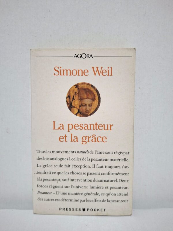 La pesanteur et la grâce réunit des pensées de Simone Weil sur la condition humaine, la souffrance, la liberté et la foi. L'auteure y oppose la « pesanteur », qui symbolise les forces naturelles et les déterminismes, à la « grâce », qui représente l'ouverture au divin et à la transcendance. À travers des méditations profondes, elle invite le lecteur à une quête intérieure fondée sur l'attention, l'humilité et l'amour. Cet ouvrage est une référence incontournable de la philosophie spirituelle du XXᵉ siècle.