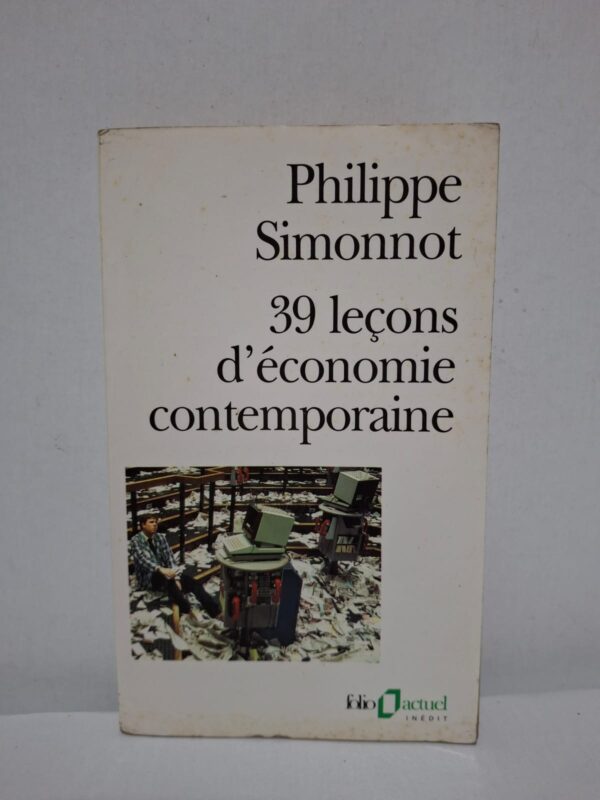 À travers trente-neuf leçons claires et accessibles, Philippe Simonnot explique les mécanismes fondamentaux de l'économie moderne. Il aborde des thèmes tels que la croissance, le marché, l'inflation, le chômage, la monnaie et les politiques économiques. L'auteur met en perspective les grandes théories économiques avec les réalités du monde contemporain. Ce livre constitue une excellente introduction pour les étudiants, les enseignants et toute personne souhaitant comprendre les enjeux économiques actuels.
