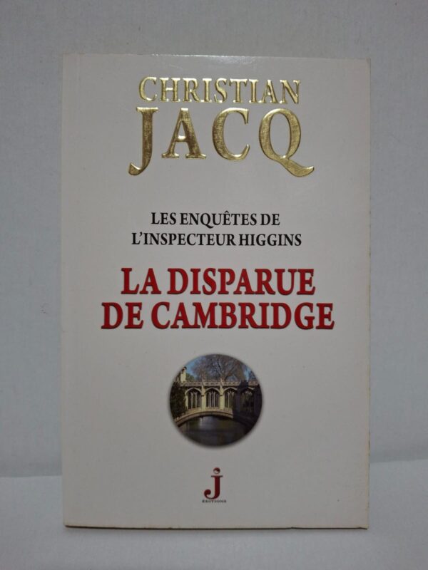 Lorsqu'une personne disparaît dans la prestigieuse ville universitaire de Cambridge, l'inspecteur Higgins est chargé de démêler une affaire riche en énigmes et en faux-semblants. Au fil de son enquête, il découvre des secrets enfouis, des rivalités et des indices qui le conduisent vers une vérité inattendue. Christian Jacq construit un suspense maîtrisé dans une atmosphère typiquement britannique. Ce roman séduira les amateurs d'enquêtes classiques et de mystères intelligemment construits.