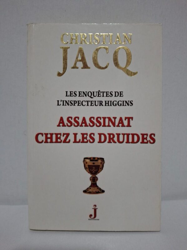 Lorsqu'un meurtre est commis dans un milieu passionné par les rites druidiques, l'inspecteur Higgins est chargé de résoudre cette affaire énigmatique. Son enquête le conduit à découvrir des secrets anciens, des rivalités et des intérêts cachés. Entre légendes celtiques et indices troublants, chaque révélation rapproche le détective du coupable. Christian Jacq signe un roman policier riche en suspense, mêlant habilement histoire, ésotérisme et intrigue.