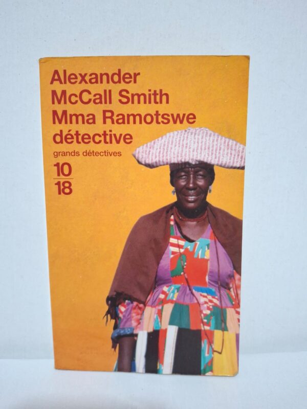 Mma Precious Ramotswe fonde la première agence de détectives féminine du Botswana et met son intelligence au service de ses clients. Elle enquête sur des disparitions, des fraudes et des affaires familiales avec bon sens et humanité. À travers ses investigations, le roman offre un portrait vivant de la société botswanaise et de ses traditions. Alexander McCall Smith mêle avec finesse suspense, humour et émotion dans ce premier volume de la célèbre série.
