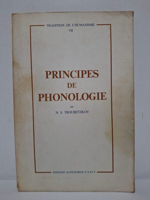 Dans cet ouvrage, N. S. Troubetzkoy présente les bases de la phonologie structurale et définit le rôle du phonème dans le fonctionnement des langues. Il analyse les oppositions phonologiques et les relations entre les sons au sein des systèmes linguistiques. Son approche a profondément influencé la linguistique moderne et les études sur le langage. Ce livre demeure une référence incontournable pour les étudiants, enseignants et chercheurs en linguistique et en sciences du langage.