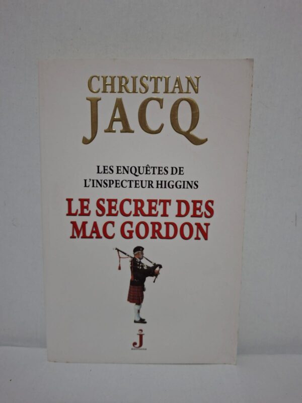 L'inspecteur Higgins est chargé d'élucider une affaire complexe liée à la prestigieuse famille Mac Gordon et à un secret jalousement gardé depuis plusieurs générations. Son enquête le conduit à explorer les traditions écossaises, les rivalités familiales et les intrigues qui entourent cet héritage. Entre fausses pistes, révélations et suspense, Christian Jacq construit une intrigue riche en rebondissements. Ce roman séduira les amateurs de romans policiers et d'énigmes historiques.