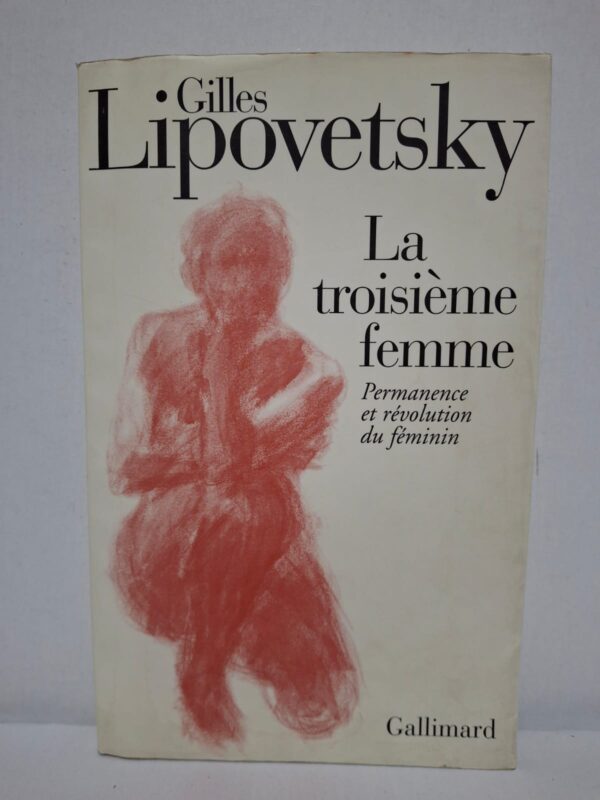 Dans La troisième femme, Gilles Lipovetsky analyse les profondes mutations de la condition féminine à l'époque moderne. Il montre comment les femmes ont conquis une autonomie croissante tout en demeurant confrontées à certaines inégalités sociales et culturelles. L'auteur étudie les transformations des rôles familiaux, professionnels et identitaires à travers une approche historique et sociologique. Cet ouvrage constitue une réflexion incontournable sur l'émancipation féminine et les évolutions de la société contemporaine.